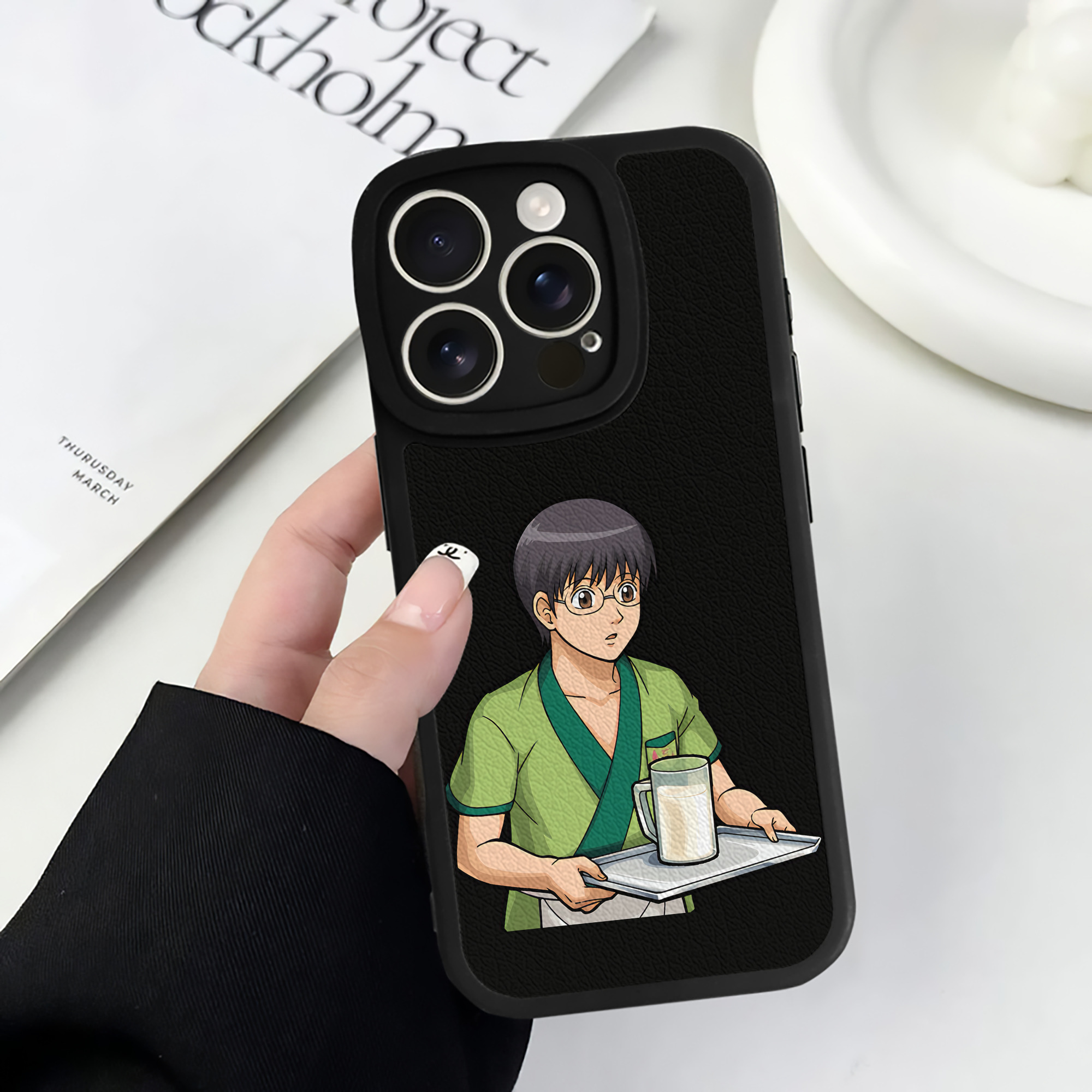 （画像用） ぎんたま 坂田銀時（さかたぎんとき） 神楽 志村新八（しむら しんぱち） GINTAMA Sakata Gintoki Kagura Shimura Shinpachi 【iPhone 16シリーズ対応】シリコンスマホケース（レザー調） 材質：シリコン